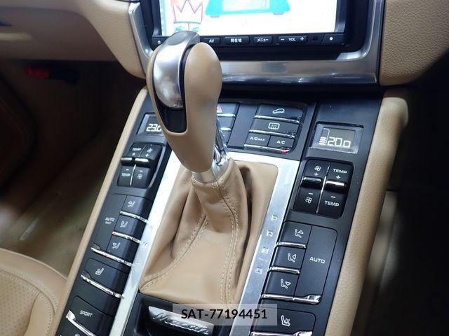 Porsche MACAN 2015-09 8337393-14