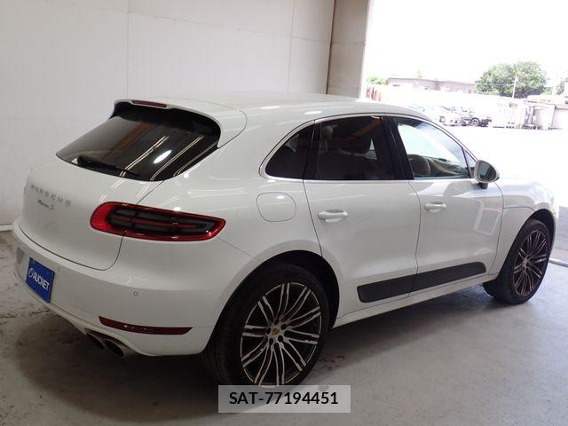 Porsche MACAN 2015-09 8337393-7