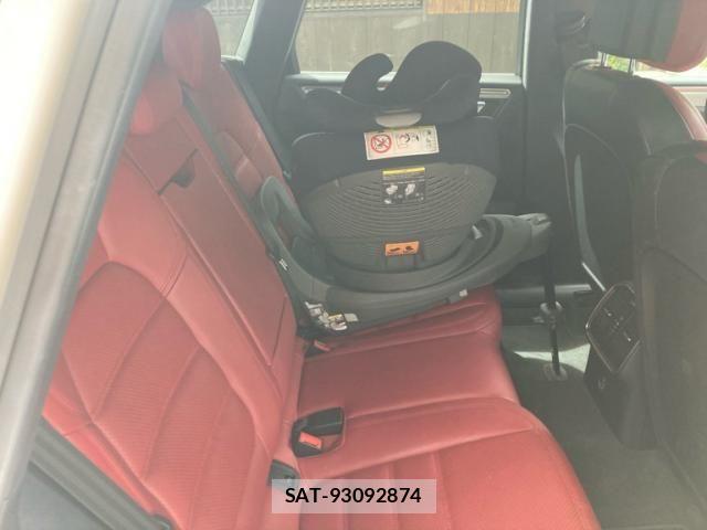 Porsche MACAN 2019-01 8368111-9