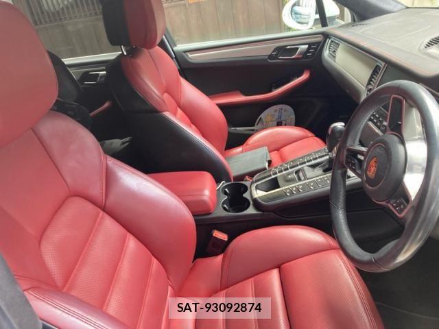Porsche MACAN 2019-01 8368111-12