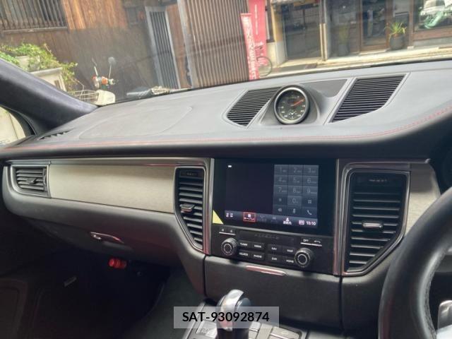 Porsche MACAN 2019-01 8368111-18