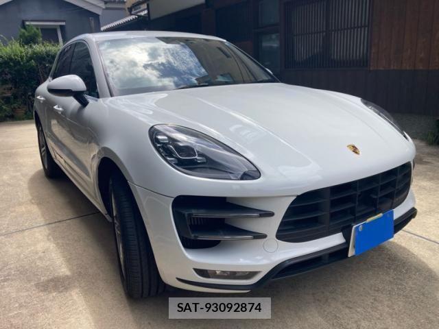 Porsche MACAN 2019-01 8368111-1