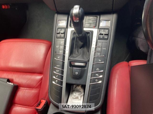 Porsche MACAN 2019-01 8368111-19