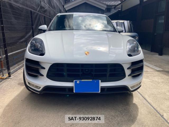 Porsche MACAN 2019-01 8368111-2