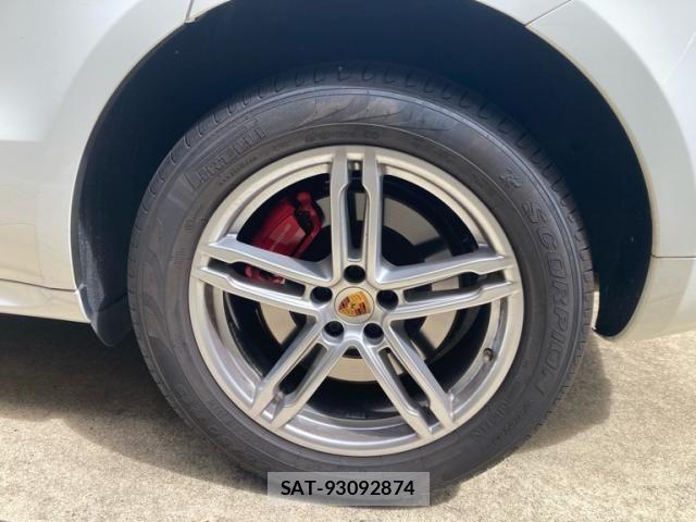 Porsche MACAN 2019-01 8368111-4