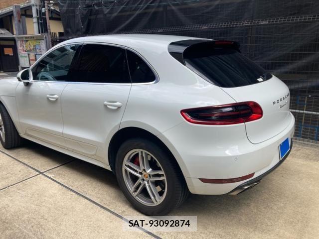 Porsche MACAN 2019-01 8368111-6