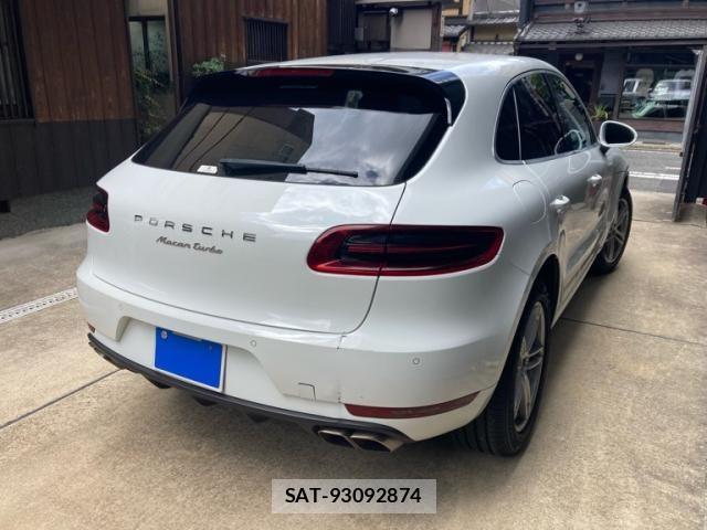 Porsche MACAN 2019-01 8368111-7