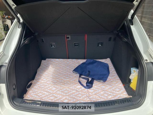 Porsche MACAN 2019-01 8368111-8