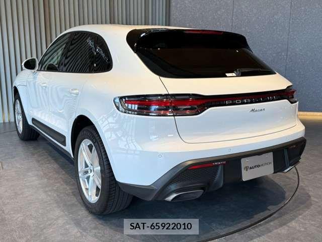 Porsche MACAN 2023-07 8368107-6