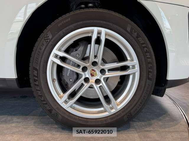 Porsche MACAN 2023-07 8368107-8