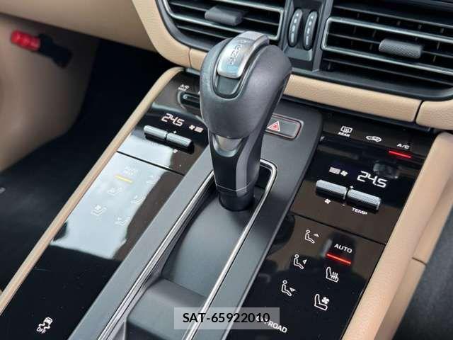 Porsche MACAN 2023-07 8368107-12