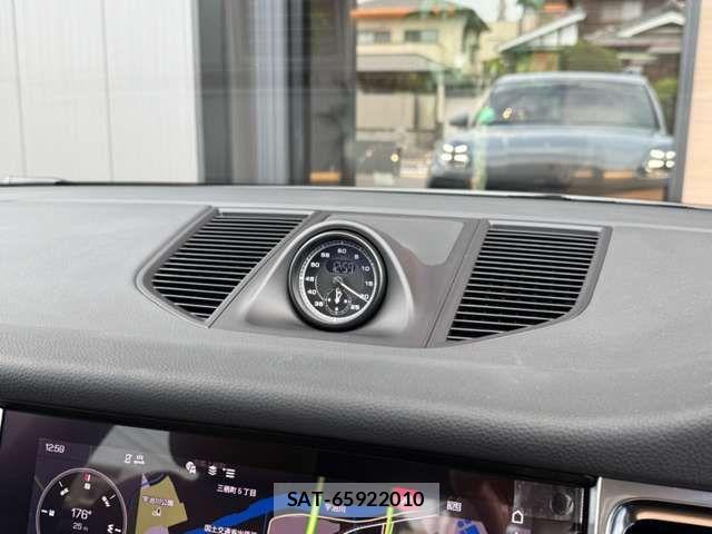 Porsche MACAN 2023-07 8368107-2