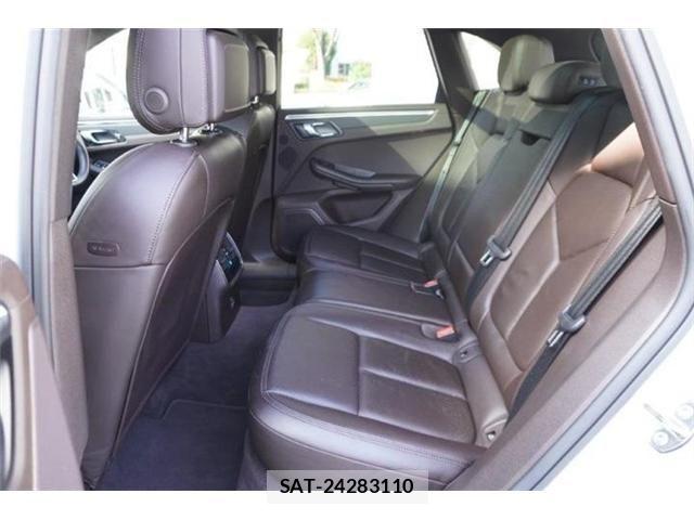 Porsche MACAN 2020-07 8368109-5