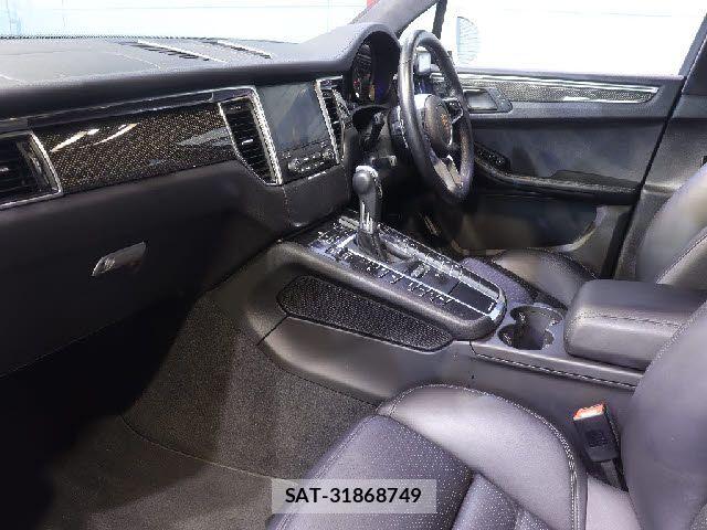 Porsche MACAN 2017-02 8372052-1