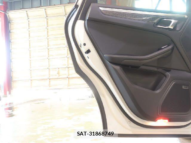 Porsche MACAN 2017-02 8372052-21