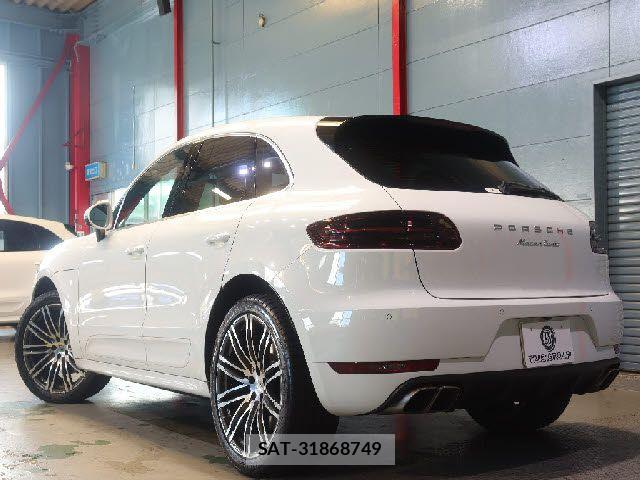 Porsche MACAN 2017-02 8372052-2