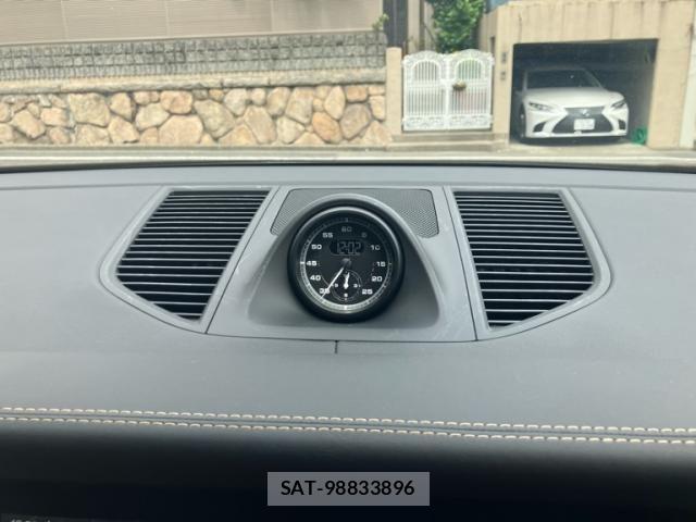 Porsche MACAN 2023-05 8414380-21