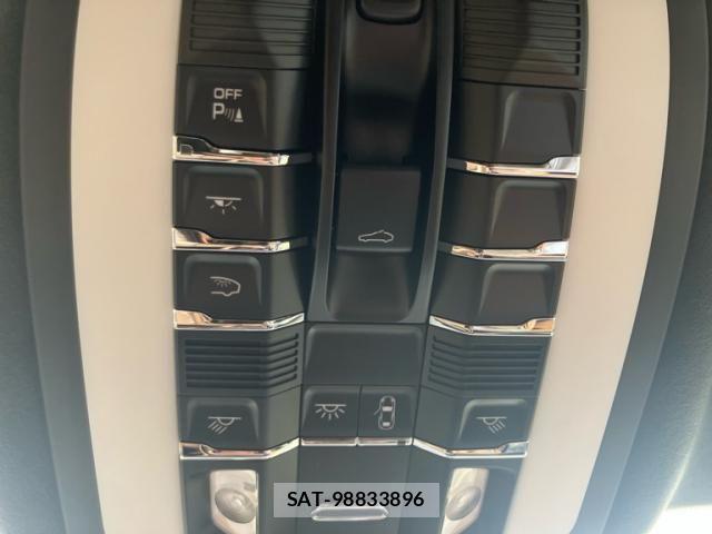 Porsche MACAN 2023-05 8414380-23