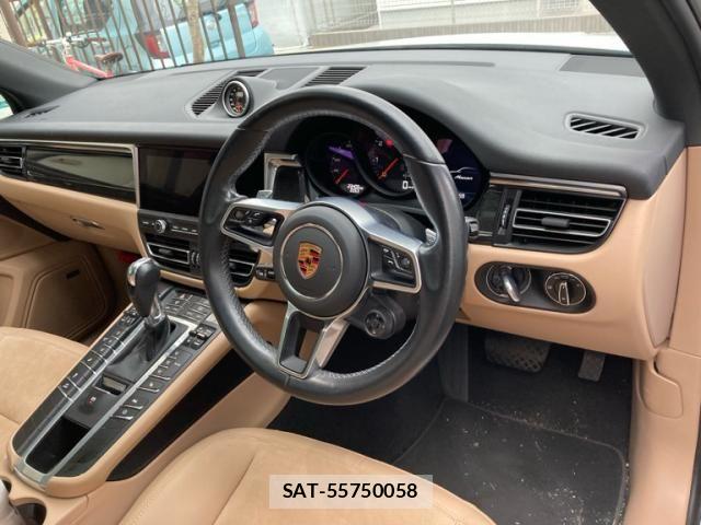 Porsche MACAN 2021-09 8414379-9