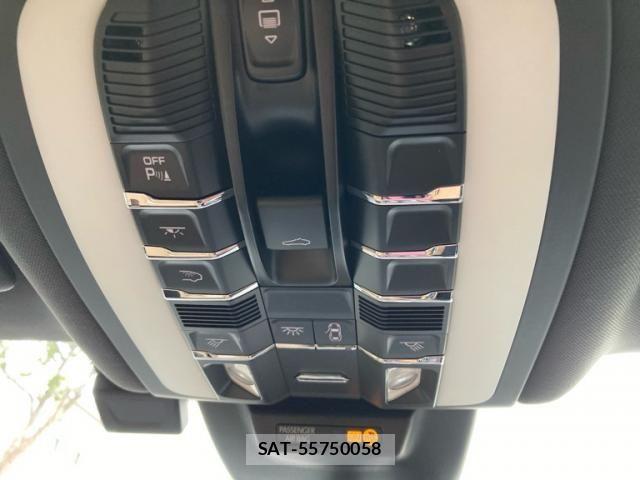 Porsche MACAN 2021-09 8414379-18