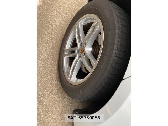 Porsche MACAN 2021-09 8414379-2
