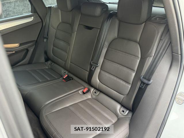 Porsche MACAN 2015-05 8414381-17