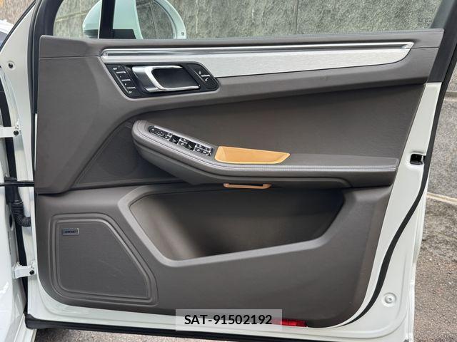 Porsche MACAN 2015-05 8414381-21