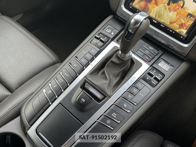 Porsche MACAN 2015-05 8414381-22