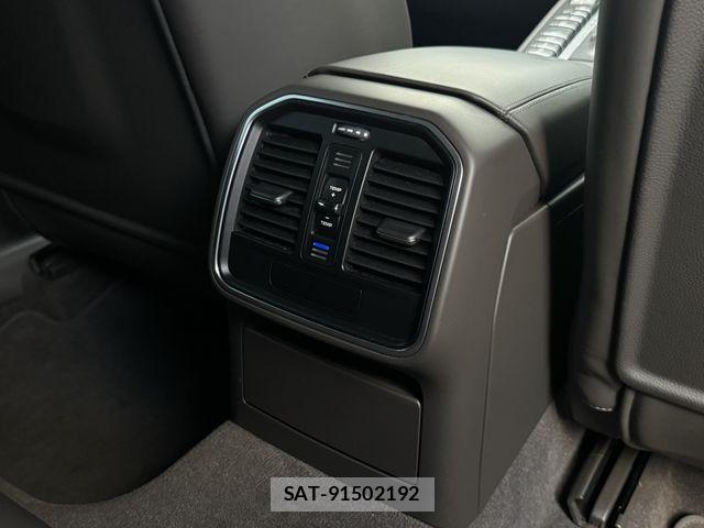 Porsche MACAN 2015-05 8414381-24