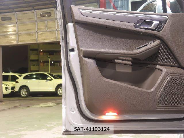 Porsche MACAN 2016-09 8563182-21