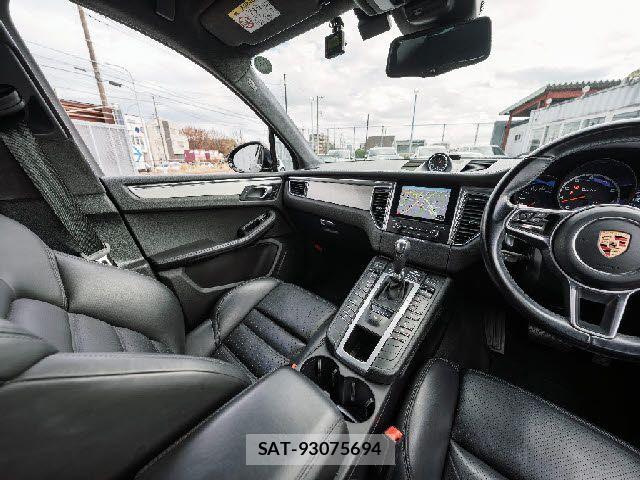 Porsche MACAN 2016-12 8660972-25