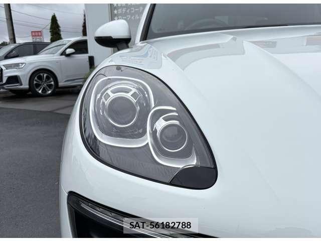 Porsche MACAN 2016-08 8831078-9