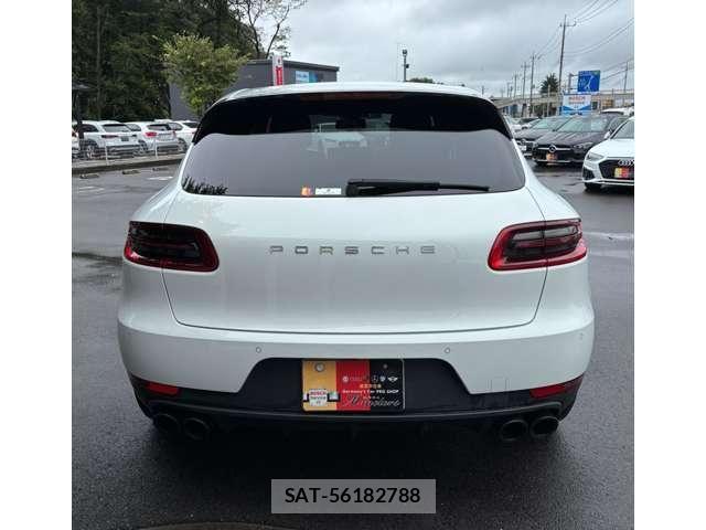 Porsche MACAN 2016-08 8831078-4