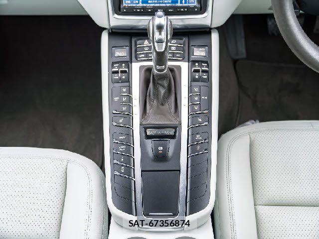 Porsche MACAN 2015-08 8881564-11