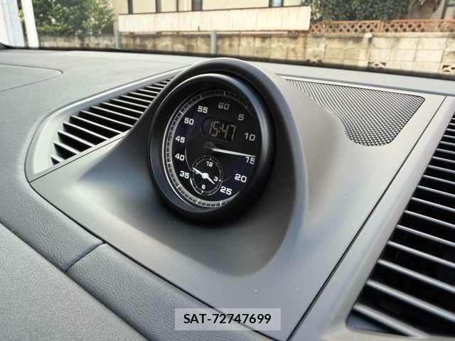 Porsche MACAN 2022-03 8881559-10