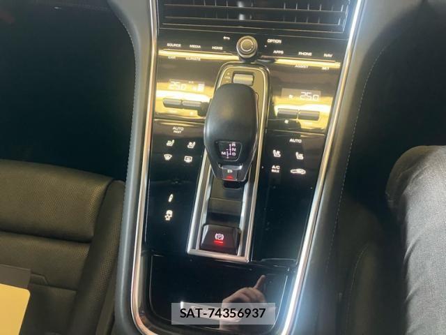Porsche PANAMERA 2022-04 8101212-19