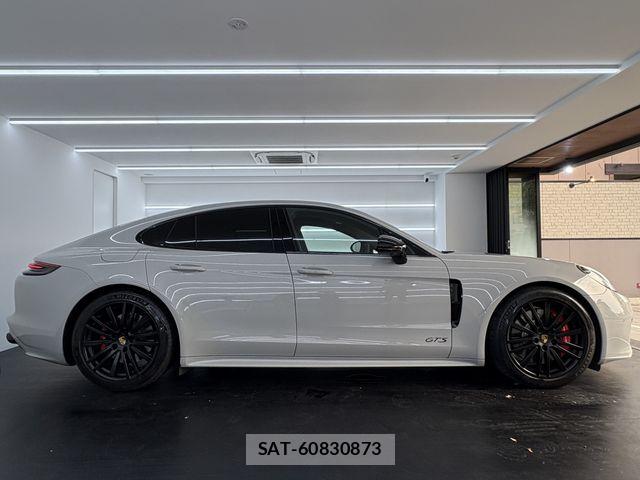 Porsche PANAMERA 2019-09 8372050-6