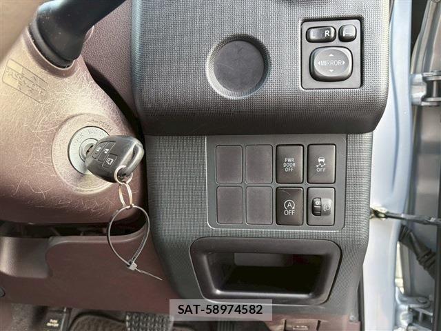 Toyota PORTE 2015-06 5875477-27