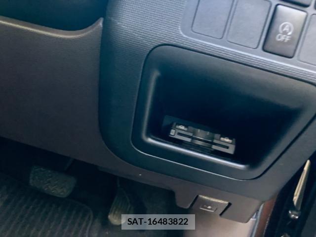 Toyota PORTE 2013-10 6911177-19