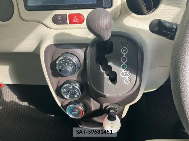 Toyota PORTE 2013-08 7223576-12