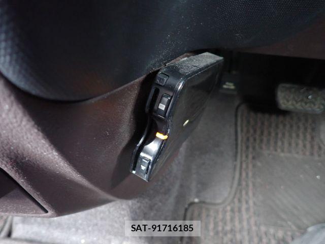 Toyota PORTE 2013-06 7250299-25