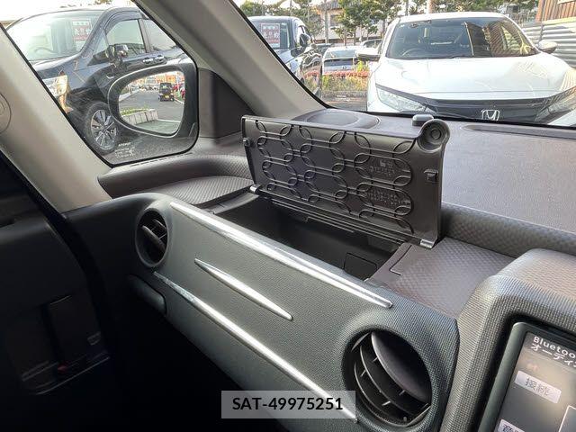 Toyota PORTE 2013-04 7456785-15