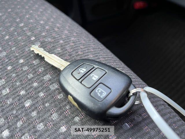 Toyota PORTE 2013-04 7456785-25