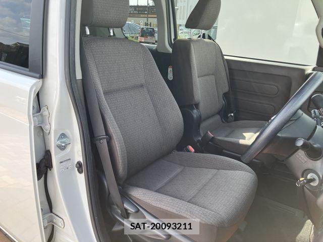 Toyota PORTE 2017-06 8209544-10