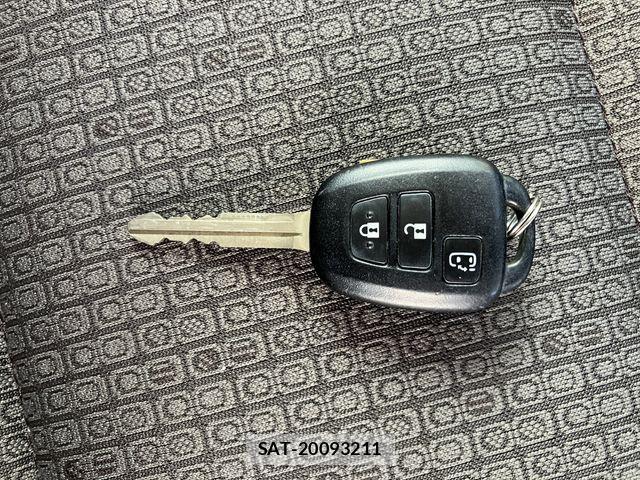 Toyota PORTE 2017-06 8209544-29