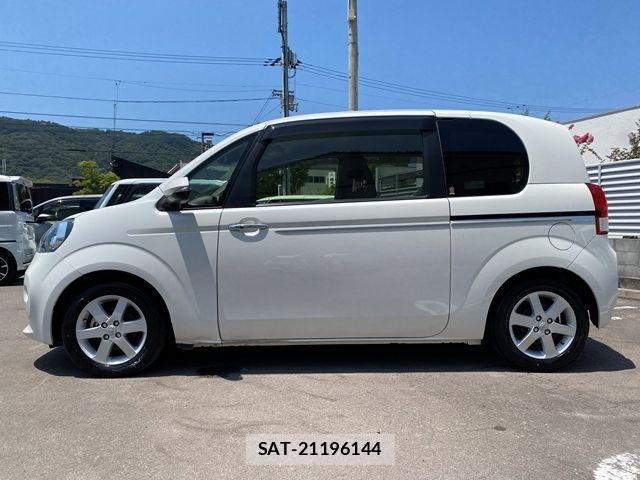Toyota PORTE 2016-11 8209551-4
