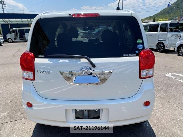 Toyota PORTE 2016-11 8209551-7