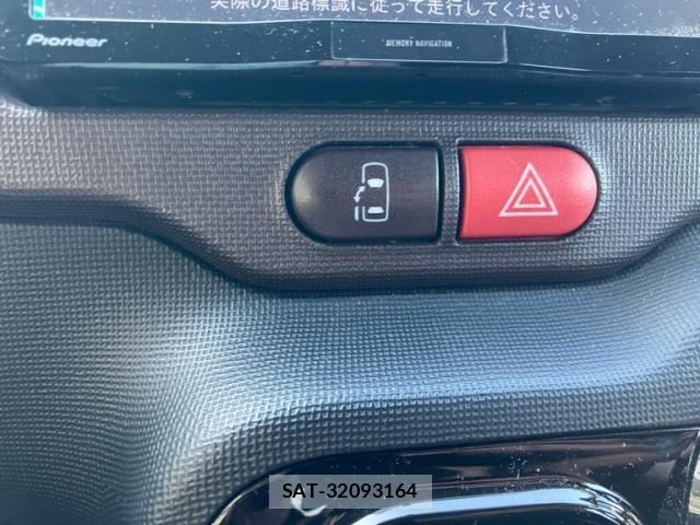 Toyota PORTE 2012-09 8209555-17