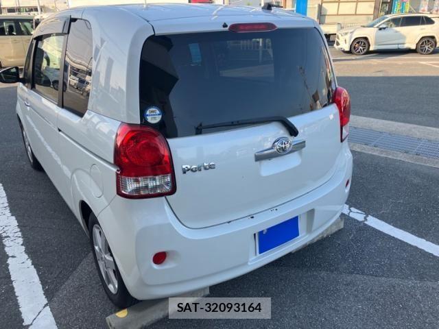 Toyota PORTE 2012-09 8209555-5