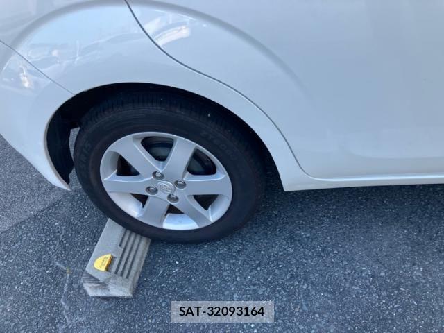 Toyota PORTE 2012-09 8209555-8
